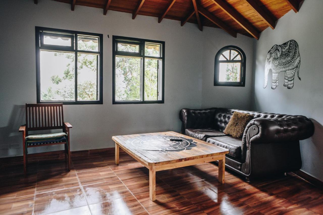 Happy Buddha Hostel & Lodge Guatapé Екстериор снимка